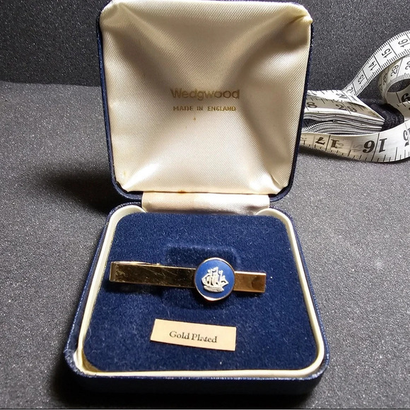 Wedgwood Made in England Sailing Ship Cameo Gold Plated Tie Bar in Orig Box - Picture 2 of 8